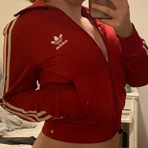 Röd adidaskofta - Kortare kofta från adidas❤️