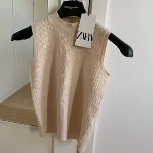 Zara linne - Väldigt fin stickad topp från Zara😋 Aldrig använd och prislappen är fortfarande kvar. Säljer för att jag fick hem fel färg och hann inte returnera. Köpte för 229 kr. Köpare står för frakt🥰🥰