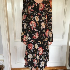 DAY Birger et Mikkelsen klänning - Fantastisk fin med broderie kring knappet och armslut. Buda!