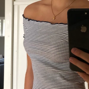 Randig topp - Super somrig topp från zara, älskade att ha den till ett par shorts eller till jeans vid kallar väder. Säljer då det tyvärr inte kommer till användning längre. 80kr + frakt