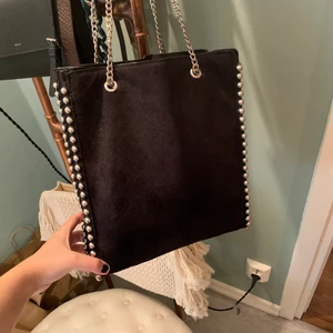 Zara Väska - Väska köpt på Zara för ca 1 år sedan. Den är i använt skick men det ändå som syns som tecken på att den är använd är att kedjan blivit lite missfärgad. Den skiftar i kopparfärg.