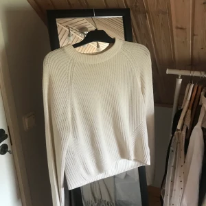 Stickad tröja - Vit stickad tröja från Gina tricot