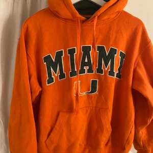 vintage hoodie - snygg vintage hoodie, använt den en gång. Köparen står för frakt. Lite mer orange i verkligheten.