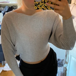 Gina grå tröja  - Grå tröja från Gina tricot med coola ärmar. Storlek XS. Säljer för 150kr