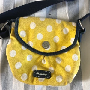 Väska - Säljer denna Tommy Hilfiger criss-bag väskan. Lite mindre i modellen och den är använd fåtal ggr. Nypris 800kr Budpris 100kr🔥💖
