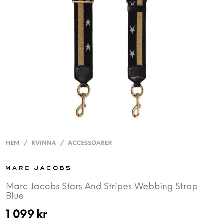 Ett Väskband från Marc Jacobs i guld och svart med silver stjärnor. Justerbar längd. Kan sättas på alla väskor med inte endast Marc Jacobs. Därför kan du byta ut original bandet till detta supersnygga! Bra skick men lite av guldet är avskrapat längst ner på klämman därför endast 500 kr. Säljer då det inte kommer till användning:( Väldigt skönt att ha på sig även till tunga väskor då remmen är så pass bred. Köpt på NK i Stockholm för 1090 kronor!! Fråga gärna för mer bilder! 🥰. Accessoarer.