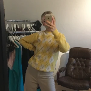 Rutig Tröja - Trendig rutig tröja, knappt använd, god kvalite. Från Lyle and Scott. Det står ingen storlek men den sitter lite oversized på mig som har S