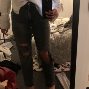 Mango mom jeans - Fina mom jeans från mango, använda 1-2gånger. Bra skick. 