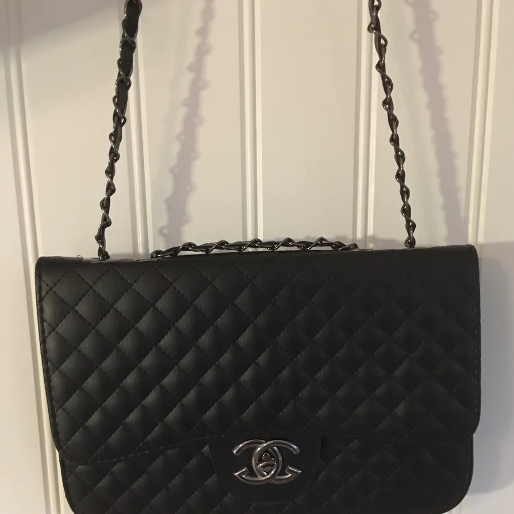 Helt ny väska Chanel (fake) säljer den för den har bara blivit hängande och vill någon annan ska få glädjas av den. Inköpt för 700kr säljes för hälften 350kr tar swish och kan skickad mot fraktkostnad. Accessoarer.