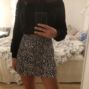 Kjol från NA-KD - Skitsnygg leopardmönstrad kjol i svartvitt. Har en dragkedja bak vilket gör att den sitter SÅ bra. Från NA-KD och väldigt sparsamt använd. 50 kr + frakt