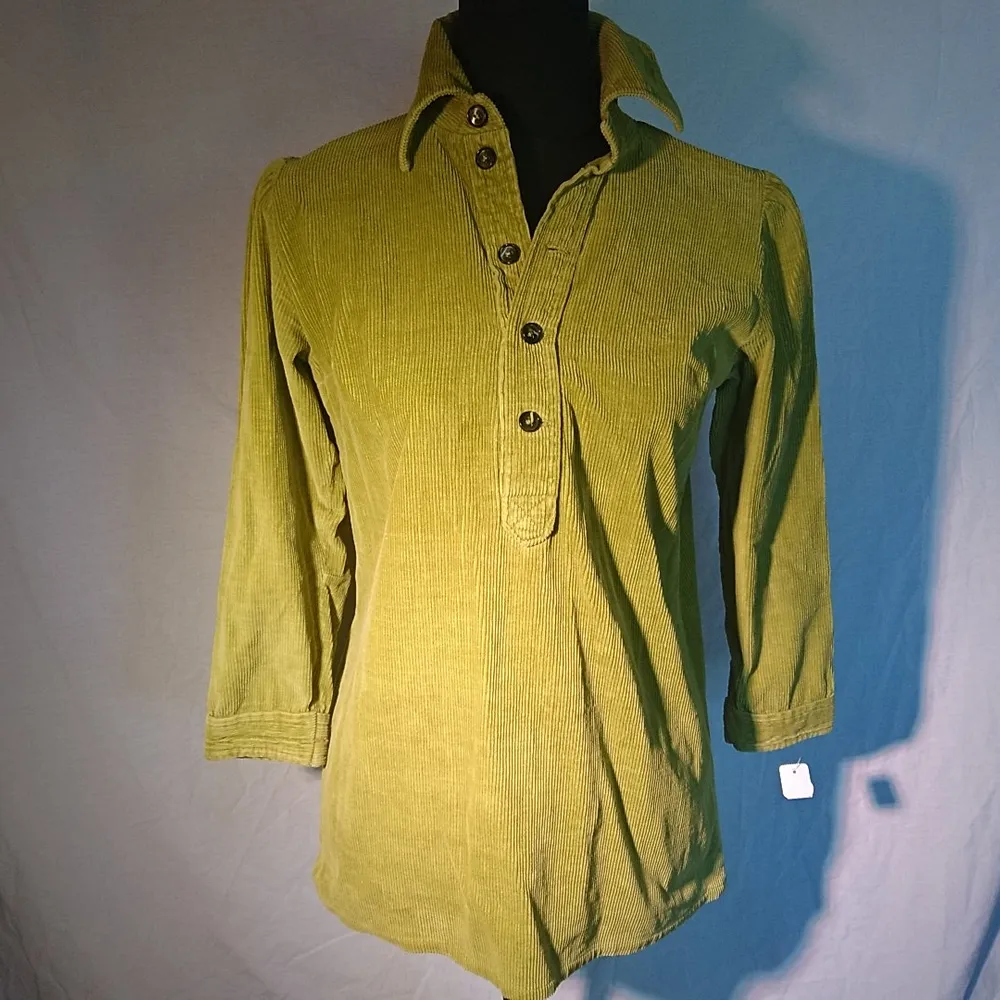 Gulgrön manchesterskjorta med knappar, ingen storleksmärkning men passar S. Skjortor.
