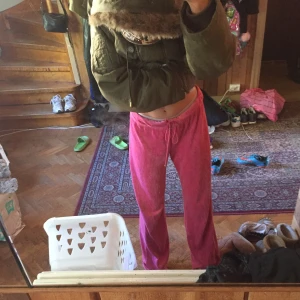 Rosa juicy liknande ☠️ - Fetta brallor! Köpa på secondhand men har liknande! I fint fint skick och super mysiga. Liknar Juicy couture!!! Om ni har frågor så är det bara att kontakta du vet!💋