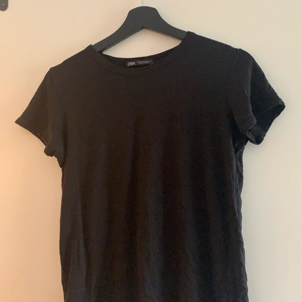 Svart basic tröja.(ljuset är konstigt på andra bilden men den är mörk svart)  Något liten i storleken😆 bra längd på den. Mjukt material🤩. T-shirts.
