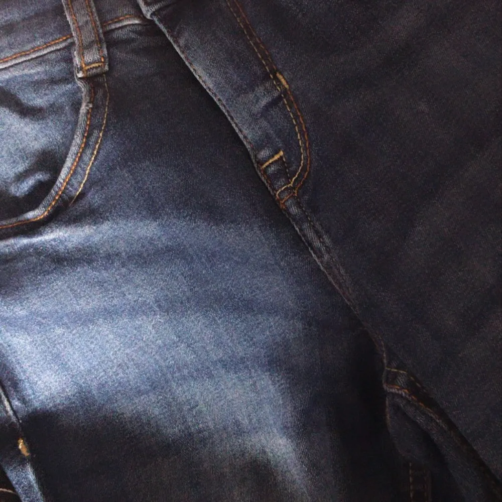 Fina Mörkblåa jeans från 77th Flea. Stretchigt material med figurframhävande effekt. Endast Burna en gång. Väldigt färgrik och helt utan defekter. Byxan är i storlek 38 men är en aning liten i formen, kan även passa in som storlek 34.. Jeans & Byxor.