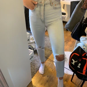 Jeans med hål  - Säljer ett par jeans med hål. Bra skick!. Kan mötas upp eller fraktas. Mitt pris: 120:-💕