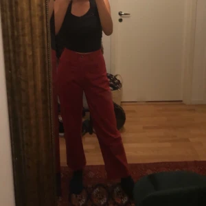 Jeans  - Ett par röda jeans som är lite oversized men som sitter tight i midjan. Jag har vanligtvis 26-27 i jeans med längden 30 och dessa passar perfekt. De är köpte second hand ☺️ kan mötas upp och frakta!   