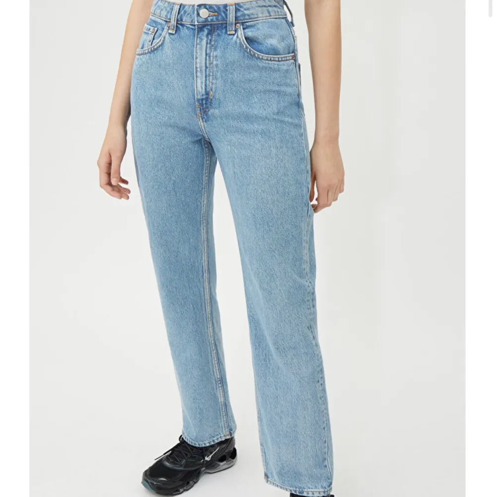 Säljer dessa snygga jeans från weekday då dom är för små för mig. Ankellånga på mig som är 174 cm lång, färgen är pen blue (syns bäst på bild 3). Superfint skick! Kontakta mig vid frågor eller mer bilder 💗💗. Jeans & Byxor.