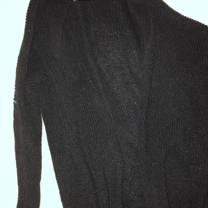 svart cardigan - svart cardigan från pull and bear i strl s! bra skick
