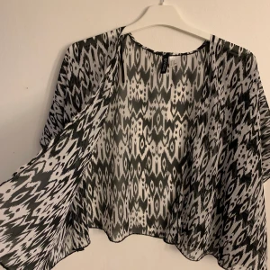 Mönster  - Hejsan säljer denna ”sjal” eller vad man ska kalla det. Jättefin inte så mycket och säga om den, den är luftig och jättefin som något extra köpt på hm. Ganska lång i armarna eller bred/vid. 