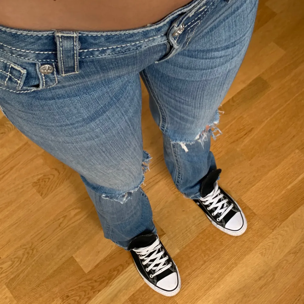 Ett par as feta True Religion liknande (Miss Me) jeans i storlek 28, är 180 lång och dem når precis ner på foten! Sjukt snygga!! . Jeans & Byxor.