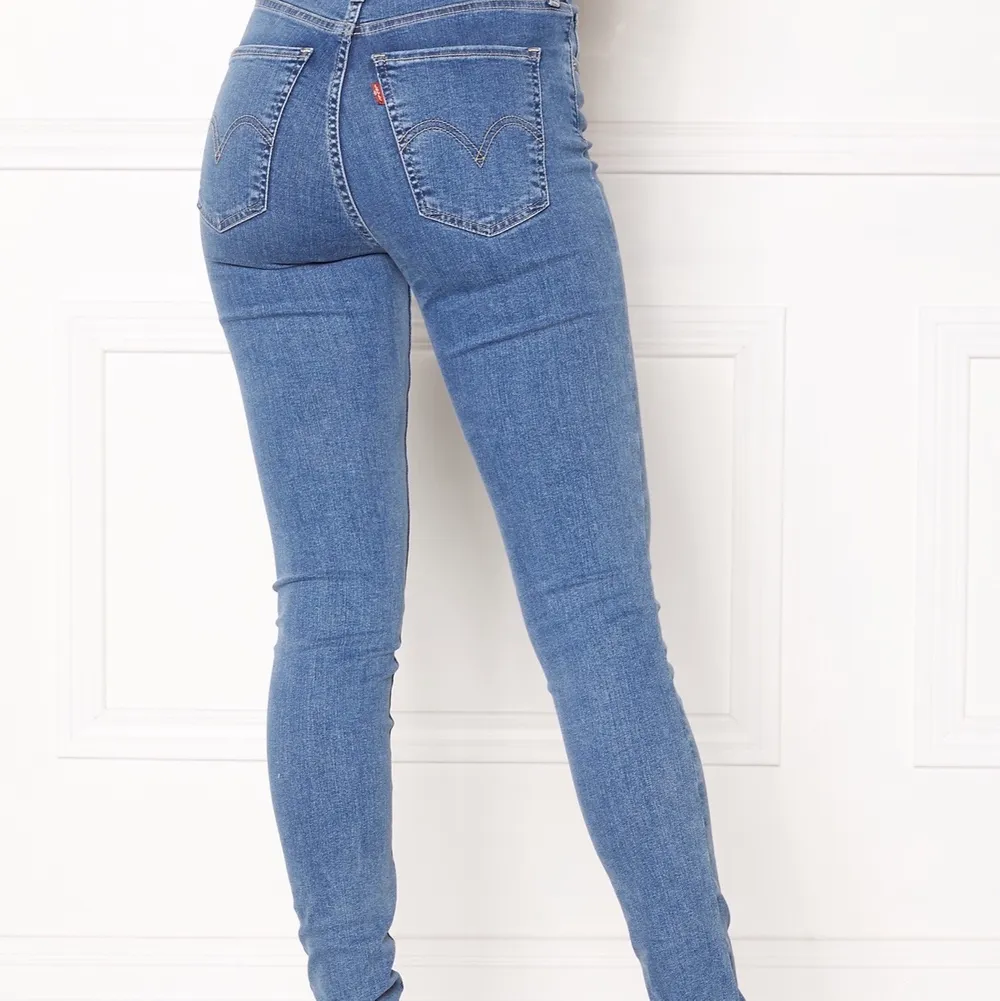 Blåa Levis jeans. Modell 710 super skinn. Storlek 26. Pris: 100 kr eller bud. Jeans & Byxor.