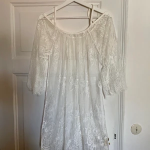 Söt handgjord spetstopp/ klänning i storlek S - Fin helt oanvänd spetstopp/ klänning säljes! Inhandlad från USA och i storlek S. Har swish!