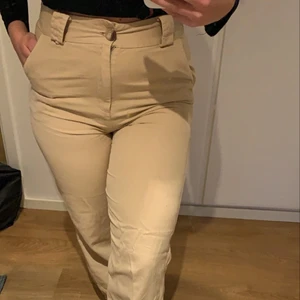 Byxor  - Beigea byxor från Gina tricot💞✨🌸