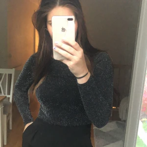 Glittrig topp - En superfin glittrig topp i bra skick från monki🤍