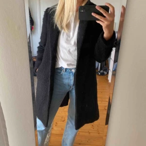  - Ullkappa från H&M! Perfekt jacka för höst/vinter då den även är fodrad. Superskön med två knappar så den går att knäppa 🦋 köpt för 999kr, budgivning om flera är intresserade!