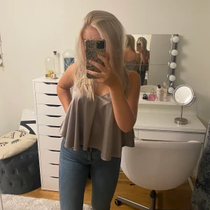 Metallic blus - Använd en gång. Köparen står för frakten.