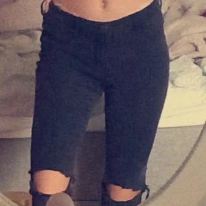 Jeans  - Ett par mörkblåa/ svarta jeans från hm, ALDRIG använda men sjukt bekväma. Vid frågor kontakta mig💗