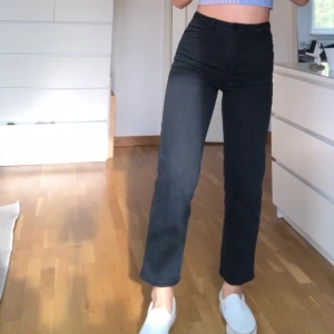 Raka jeans - Snygga svarta raka jeans! Topp skick, väldigt sköna! Frakt inkluderat i priset. Jag är 168cm