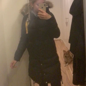 Parajumper longbear  - Parajumper longbear strl xs vet inte om den är äkta, ser helt äkta ut finns inga fel och det är äkta päls kedjan är utbytt 1 gång då den gick sönder annars är det inga fel 