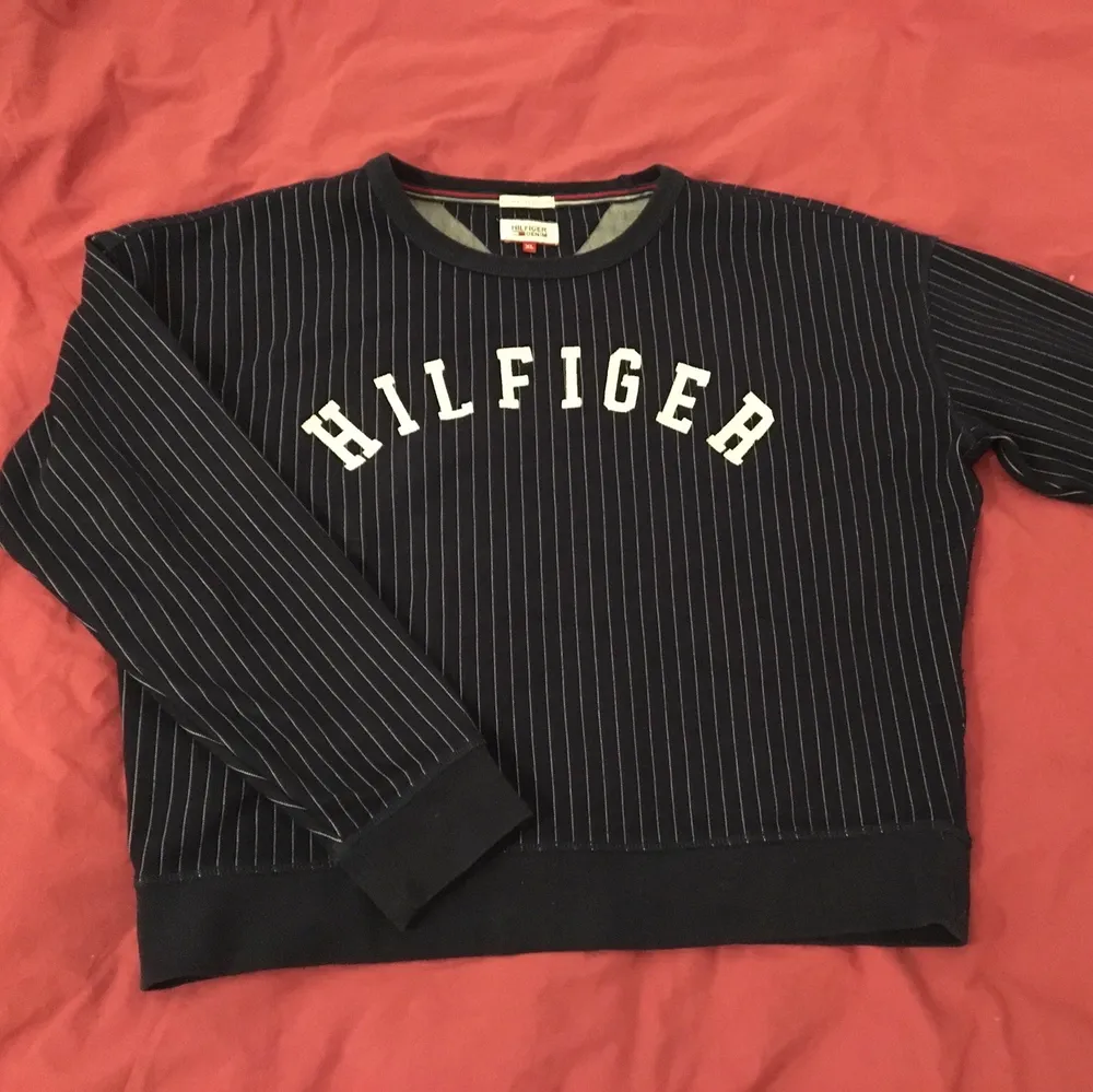 Mörkblå randig Tommy Hilfiger sweatshirt. Står att det är storlek XL men den sitter mer som en S/M. Använd men i bra skick!  . Hoodies.