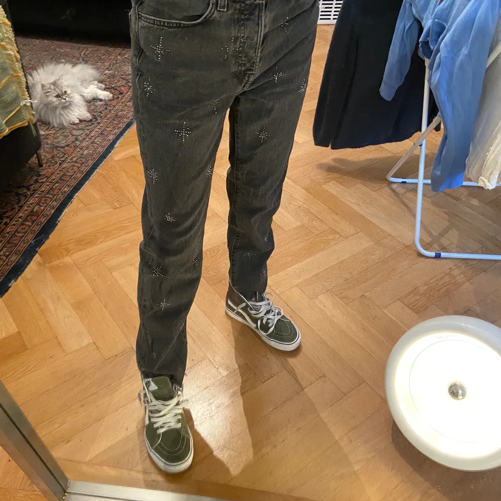 Jeans köpta vintage, gråa jeans med detaljer på jeansen. Jeans & Byxor.