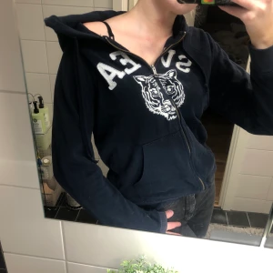 Svea stl M - Svea tjocktröja i stl M men passar även en S utmärkt🦋 säljer pga att den inte används. I använt skick men inga fläckar eller liknande💙 köparen står för frakt 