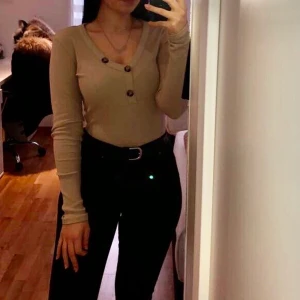 V-ring tröja - Fin tröja med V-ring från Nelly.com😍 (Skriv för fler bilder, kunden står för frakten som summan varierar beroende på varans vikt) 