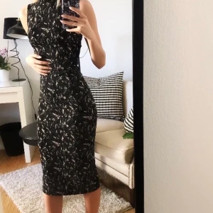 Tajt polo klänning från monki strl XS - En skön men tajt klänning som går upp i halsen. Den har ett fräckt mönster och en slits på ca 25 cm på baksidan. Fraktkostnaden betalar du själv:)