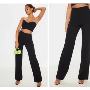 Wide high waisted black pants - Svarta vida byxor från prettylittlething. Endast testade. Säljer pga för långa, jag är 164 cm & dem döljer mina fötter. Men annars bra passform förutom att dem är långa. Frakt ingår i priset. 
