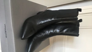 Vagabond Mya använda endast en gång  - Jättesnygga boots till hösten! Insåg efter en användning att det inte var min stil :((( hör av er för fler frågor eller mer bilder! Fraktar spårbart med skicka lätt eller möts upp! 