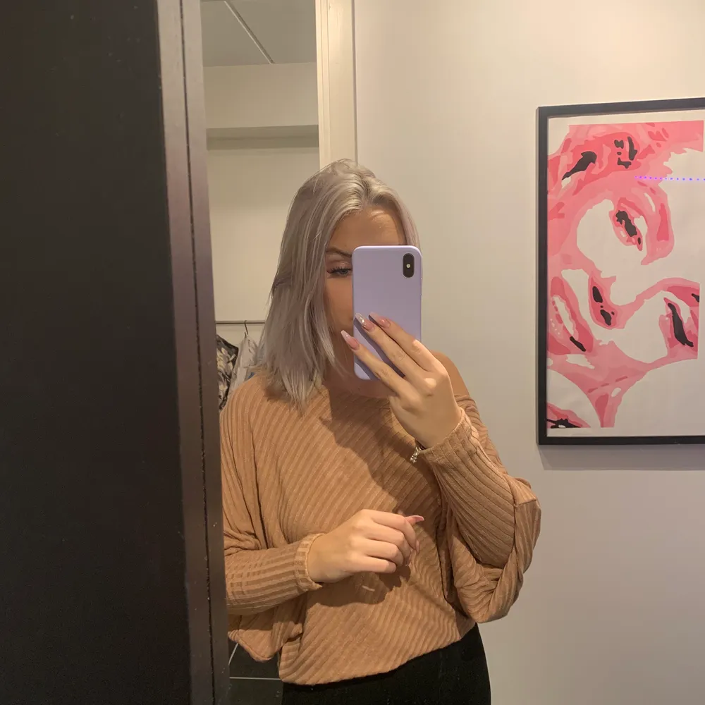 En jätte fin off shoulder top från Chiquelle, men kan även ha den som en one shoulder too! Underbar färg och i väldigt fint skick då den knappt är använd! Är väldigt stor i storleken så den passar en M/L beroende på hur man vill den ska sitta:). Skjortor.