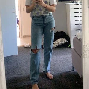 Blå jeans  - Jag säljer mina blåa jeans som jag köpte från humana för ca 3 månader sen. Köpte de för 300kr och är fortfarande i gott skick. Jag är 174 cm lång, men skulle även säga att de passar dig som är 170 osv.🌟🦋💕✨