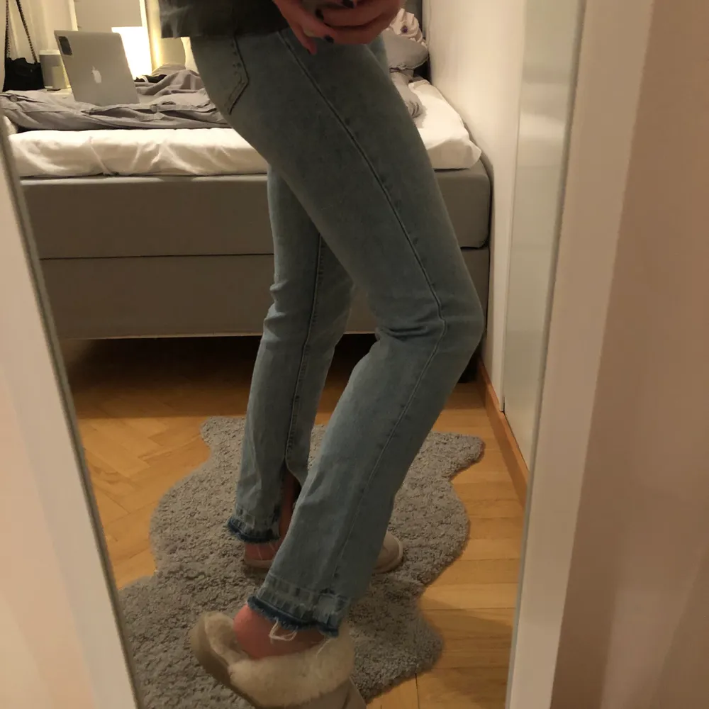 Supersnygga jeans i en rak passform från Gina Tricot! Relativt högmidjade, slits på insidan samt slitningar längst ner. Jättesköna och stretchiga!. Jeans & Byxor.