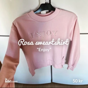 Rosa sweatshirt  - En superfin rosa sweatshirt med texten ”enjoy” i strl xs-s. Den har dragkedjor längst ner på sidorna, se bild 2. Frakt tillkommer, kan gå ner i pris vid snabb affär 🦋