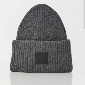 Acne mössa - Säljer denna gråa acne mössa som jag fått i present i vintras. Den har inga slitning o är i så fint skick. Säljer pågrund av att det inte riktigt är min stil längre och inte kommer komma till användning i vinter