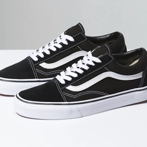 Vans - Använd 1 gng. Köpte dom för 800 kr i jd för mer än ett år sen men vill sälja dom för använder dom aldrig