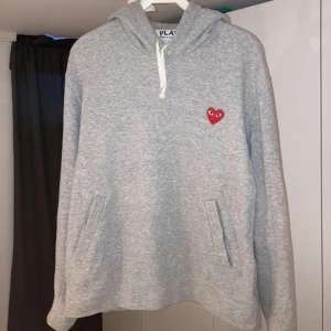 Comme ses garcons hoodie - Comme ses garcons hoodie i storlek L, folk med medium kan också ha den! cond 9/10 inga fläckar.       Köpt på Paul and friends i nk