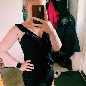 Svart blus från H&M  - Fint skick, frakt tillkommer.