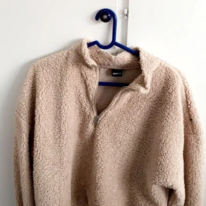 Fluff hoodie - En fluff hoodie, mysig och endast använd 1 gång. Storlek xl men sitter bra för L eller M