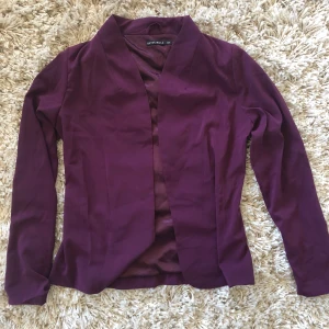 Kavaj - Lila kavaj i storlek 36. Använd ett par gånger 